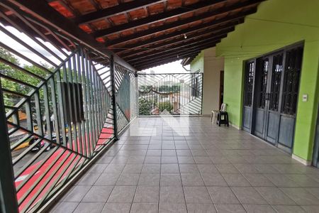 Casa à venda com 350m², 6 quartos e 4 vagas Casa à venda com 350m², 6 quartos e 4 vagasVaranda