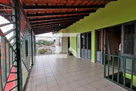 Casa à venda com 350m², 6 quartos e 4 vagas Casa à venda com 350m², 6 quartos e 4 vagasVaranda