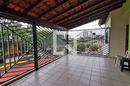 Casa à venda com 350m², 6 quartos e 4 vagas Casa à venda com 350m², 6 quartos e 4 vagasVaranda