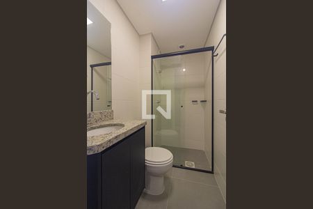 Banheiro de kitnet/studio para alugar com 1 quarto, 26m² em Centro, Curitiba