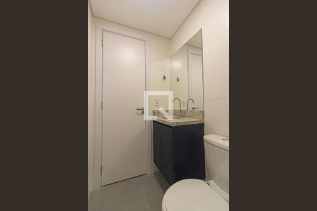 Banheiro de kitnet/studio para alugar com 1 quarto, 26m² em Centro, Curitiba