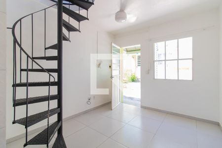 Sala de casa de condomínio à venda com 1 quarto, 58m² em São José, Porto Alegre