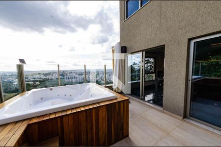 Casa de condomínio à venda com 297m², 3 quartos e 4 vagas Casa de condomínio à venda com 297m², 3 quartos e 4 vagasÁrea externa