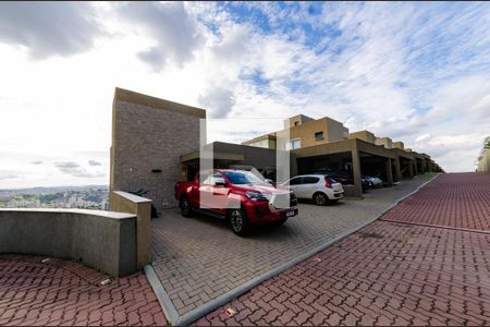 Casa de condomínio à venda com 297m², 3 quartos e 4 vagas Casa de condomínio à venda com 297m², 3 quartos e 4 vagasFachada