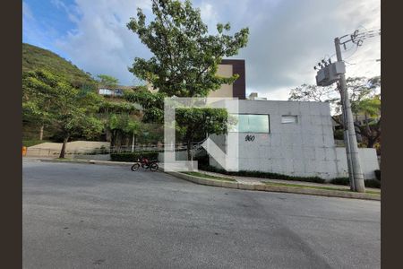 Casa de condomínio à venda com 297m², 3 quartos e 4 vagas Casa de condomínio à venda com 297m², 3 quartos e 4 vagasFachada Condomínio