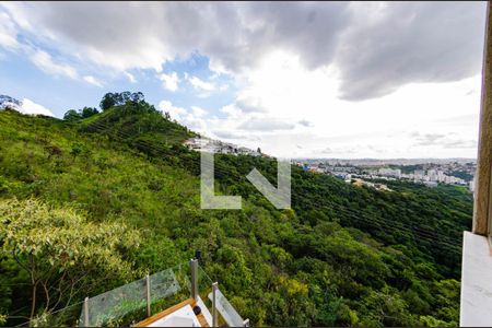 Casa de condomínio à venda com 297m², 3 quartos e 4 vagas Casa de condomínio à venda com 297m², 3 quartos e 4 vagasVista