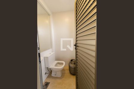 Casa de condomínio à venda com 297m², 3 quartos e 4 vagas Casa de condomínio à venda com 297m², 3 quartos e 4 vagasBanheiro de serviço