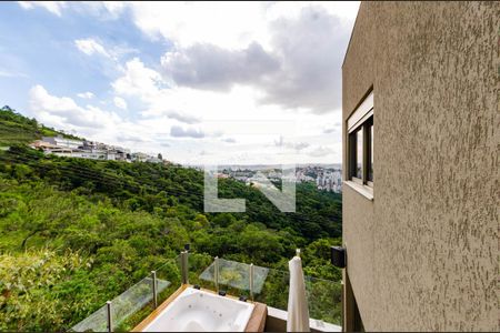 Casa de condomínio à venda com 297m², 3 quartos e 4 vagas Casa de condomínio à venda com 297m², 3 quartos e 4 vagasVista