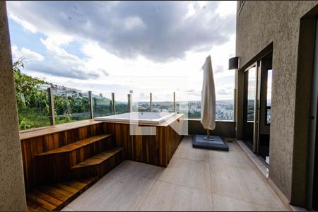 Casa de condomínio à venda com 297m², 3 quartos e 4 vagas Casa de condomínio à venda com 297m², 3 quartos e 4 vagasÁrea externa