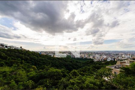 Casa de condomínio à venda com 297m², 3 quartos e 4 vagas Casa de condomínio à venda com 297m², 3 quartos e 4 vagasVista