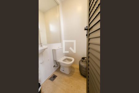 Casa de condomínio à venda com 297m², 3 quartos e 4 vagas Casa de condomínio à venda com 297m², 3 quartos e 4 vagasBanheiro de serviço