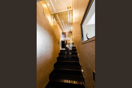 Casa de condomínio à venda com 297m², 3 quartos e 4 vagas Casa de condomínio à venda com 297m², 3 quartos e 4 vagasEscada