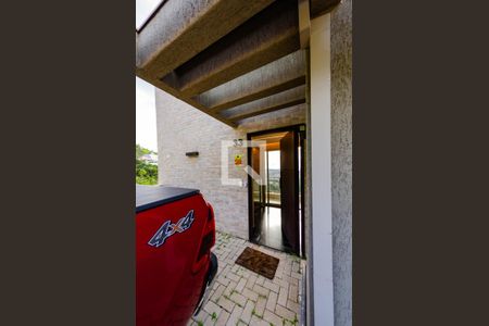 Casa de condomínio à venda com 297m², 3 quartos e 4 vagas Casa de condomínio à venda com 297m², 3 quartos e 4 vagasFachada