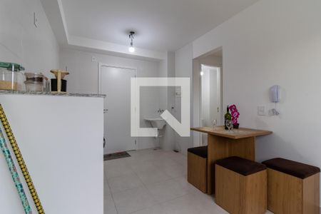 Sala / Cozinha /Área de Serviço de apartamento para alugar com 2 quartos, 32m² em Vila Carmosina, São Paulo