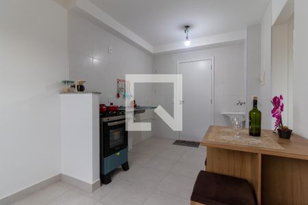 Sala / Cozinha /Área de Serviço de apartamento para alugar com 2 quartos, 32m² em Vila Carmosina, São Paulo