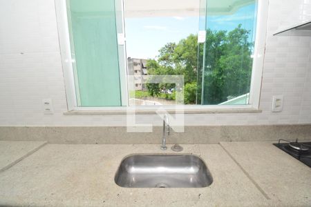 Sala/Cozinha de casa de condomínio para alugar com 3 quartos, 100m² em Jardim Sulacap, Rio de Janeiro