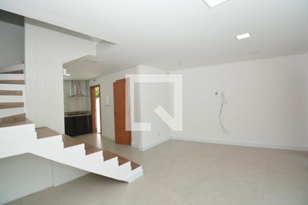 Sala/Cozinha de casa de condomínio para alugar com 3 quartos, 100m² em Jardim Sulacap, Rio de Janeiro