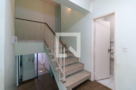 Casa à venda com 350m², 2 quartos e 1 vaga Casa à venda com 350m², 2 quartos e 1 vagaEscada