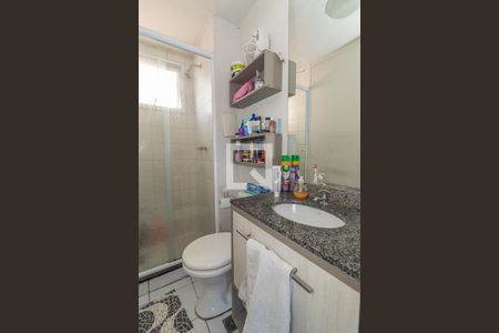 Banheiro de apartamento à venda com 2 quartos, 57m² em Humaitá, Porto Alegre