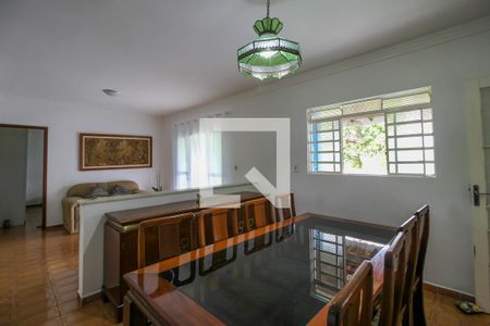 Casa à venda com 5400m², 4 quartos e 5 vagas Casa à venda com 5400m², 4 quartos e 5 vagasSala