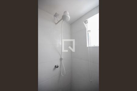 Chuveiro do banheiro de apartamento para alugar com 1 quarto, 43m² em Parque Pinheiros, Taboão da Serra