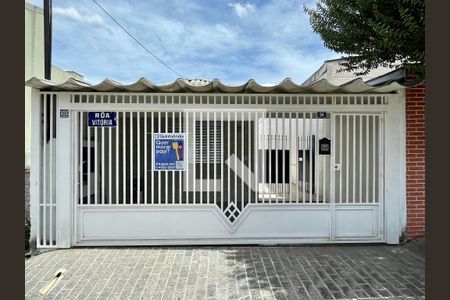 Casa à venda com 240m², 4 quartos e 1 vaga Casa à venda com 240m², 4 quartos e 1 vagaFachada