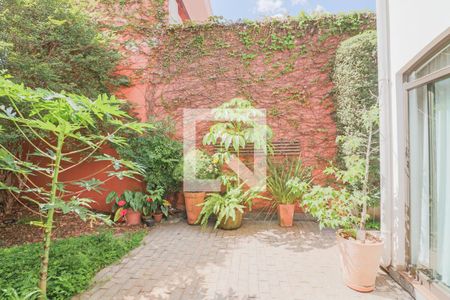 Casa à venda com 400m², 5 quartos e 4 vagas Casa à venda com 400m², 5 quartos e 4 vagasQuintal