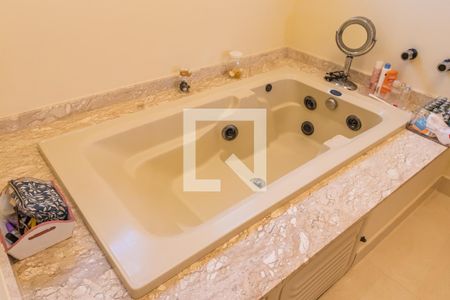 Casa à venda com 329m², 4 quartos e 4 vagas Casa à venda com 329m², 4 quartos e 4 vagasDetalhe do Banheiro da Suíte 2