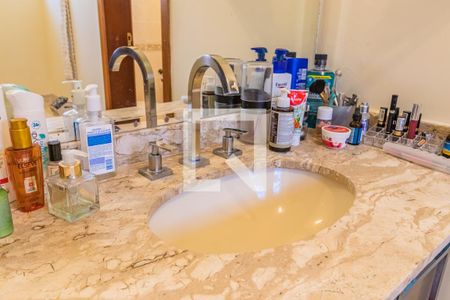 Casa à venda com 329m², 4 quartos e 4 vagas Casa à venda com 329m², 4 quartos e 4 vagasDetalhe do Banheiro da Suíte 2