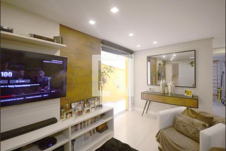 Sala de TV de casa à venda com 4 quartos, 270m² em Vila Santo Estefano, São Paulo