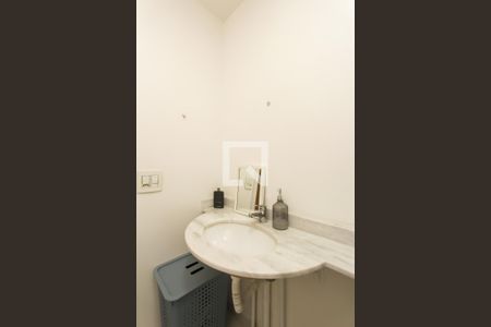 Banheiro suite de apartamento à venda com 1 quarto, 67m² em São Sebastião, Porto Alegre