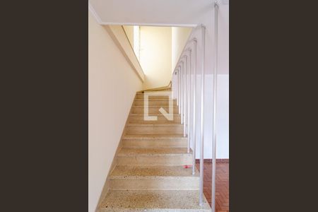Escadas de casa à venda com 3 quartos, 180m² em Planalto Paulista, São Paulo