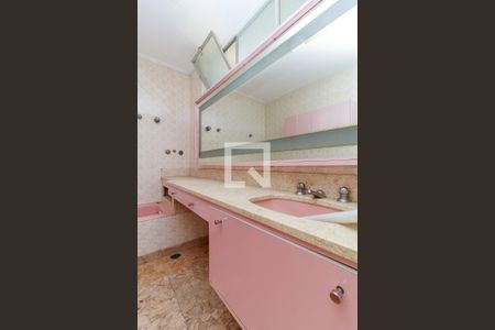 Casa para alugar com 900m², 4 quartos e 4 vagas Casa para alugar com 900m², 4 quartos e 4 vagasBanheiro da Suíte