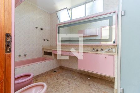 Casa para alugar com 900m², 4 quartos e 4 vagas Casa para alugar com 900m², 4 quartos e 4 vagasBanheiro da Suíte