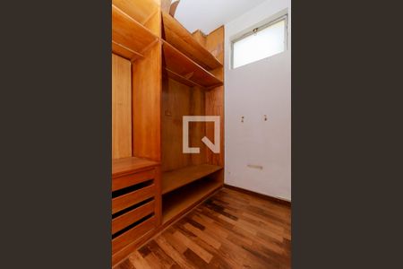 Casa para alugar com 900m², 4 quartos e 4 vagas Casa para alugar com 900m², 4 quartos e 4 vagasCloset 1