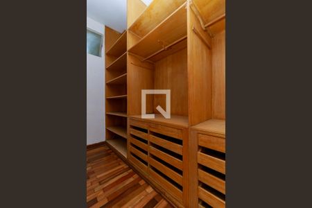 Casa para alugar com 900m², 4 quartos e 4 vagas Casa para alugar com 900m², 4 quartos e 4 vagasCloset 2