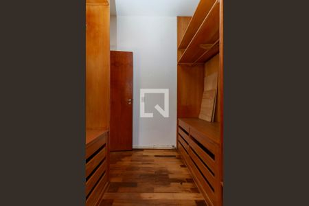 Casa para alugar com 900m², 4 quartos e 4 vagas Casa para alugar com 900m², 4 quartos e 4 vagasCloset 1