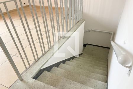 Escada de casa para alugar com 2 quartos, 80m² em Ayrosa, Osasco