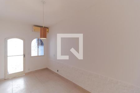 Sala de Estar de casa para alugar com 2 quartos, 75m² em Jardim Santa Genebra, Campinas