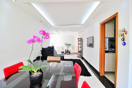Casa de condomínio à venda com 150m², 3 quartos e 3 vagasSala