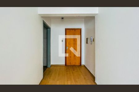 Hall de entrada de kitnet/studio para alugar com 1 quarto, 34m² em Rio Branco, Porto Alegre