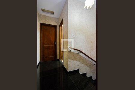 Casa à venda com 250m², 3 quartos e 2 vagas Casa à venda com 250m², 3 quartos e 2 vagasEscada