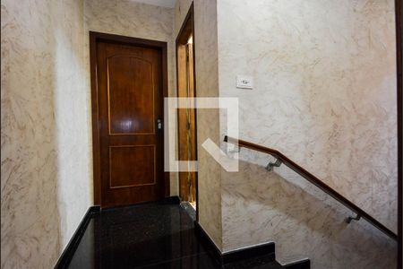 Casa à venda com 250m², 3 quartos e 2 vagas Casa à venda com 250m², 3 quartos e 2 vagasEscada