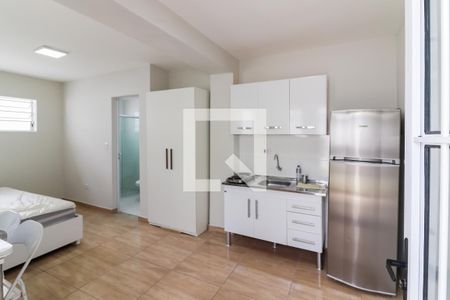 Studio - Quarto e Cozinha de kitnet/studio para alugar com 1 quarto, 19m² em Jardim Arpoador, São Paulo