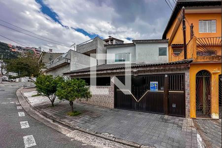 Casa à venda com 252m², 3 quartos e 4 vagas Casa à venda com 252m², 3 quartos e 4 vagasFachada