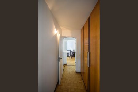 Apartamento à venda com 180m², 4 quartos e 4 vagas Apartamento à venda com 180m², 4 quartos e 4 vagasArmário da suíte