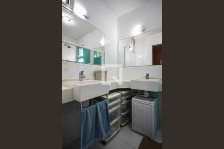 Apartamento à venda com 180m², 4 quartos e 4 vagas Apartamento à venda com 180m², 4 quartos e 4 vagasBanheiro suíte