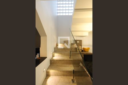 Escada de apartamento à venda com 2 quartos, 73m² em Pinheiros, São Paulo
