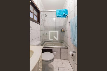 Banheiro da Suíte de casa de condomínio à venda com 3 quartos, 118m² em Vila Nova, Porto Alegre