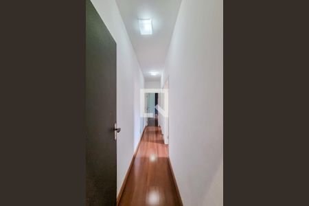 Corredor de casa à venda com 3 quartos, 143m² em Serrano, Belo Horizonte